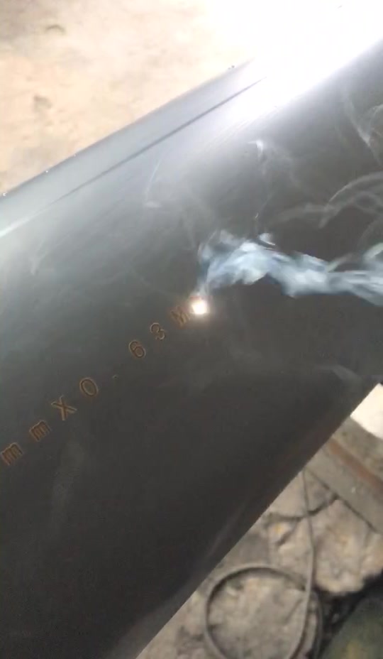 激光喷码机在管材的上喷字视频一